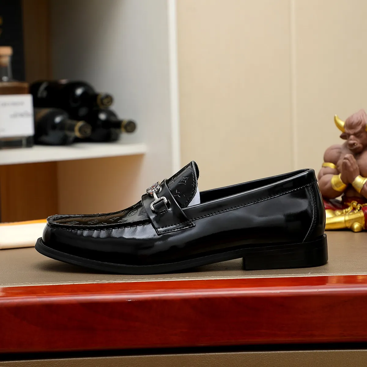 Men's shoes 460 💰 Louis Vuitton LV ® 🆕 model 🔛 full shoe counter, first layer cowhide, 🐂leather lining casual shoes for men, super soft outsole, a must-have for driving. Synchronized with the counter, original first layer cowhide, completely 1:1 mold customization 🌹 top version, color optional! Number: 38-44 (45.46 customized)